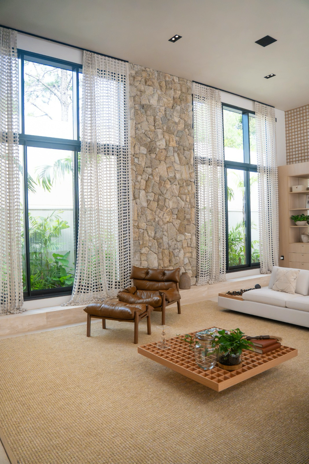 Sala com parede em pedra natural