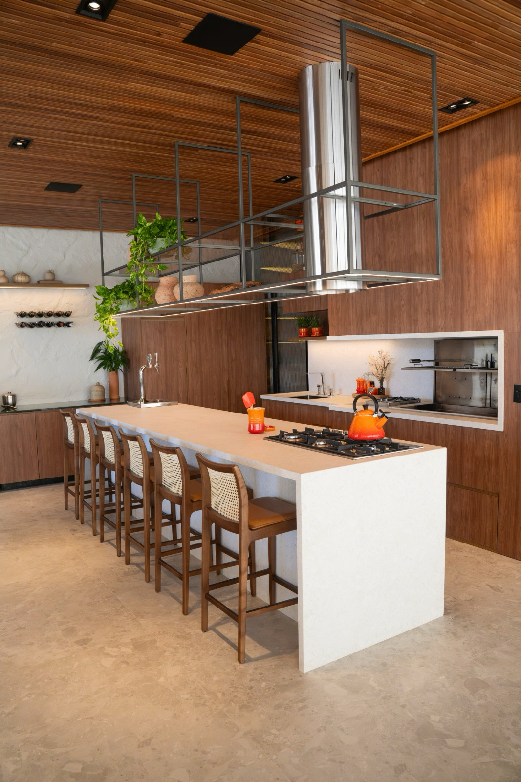 Cozinha gourmet com ilha em pedra clara